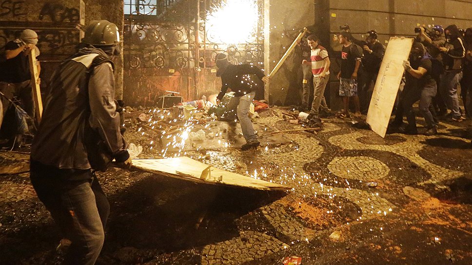 Анархисты закидали здание заксобрания «коктейлями Молотова», расписали стены и разбили окна, подожгли несколько городских автобусов