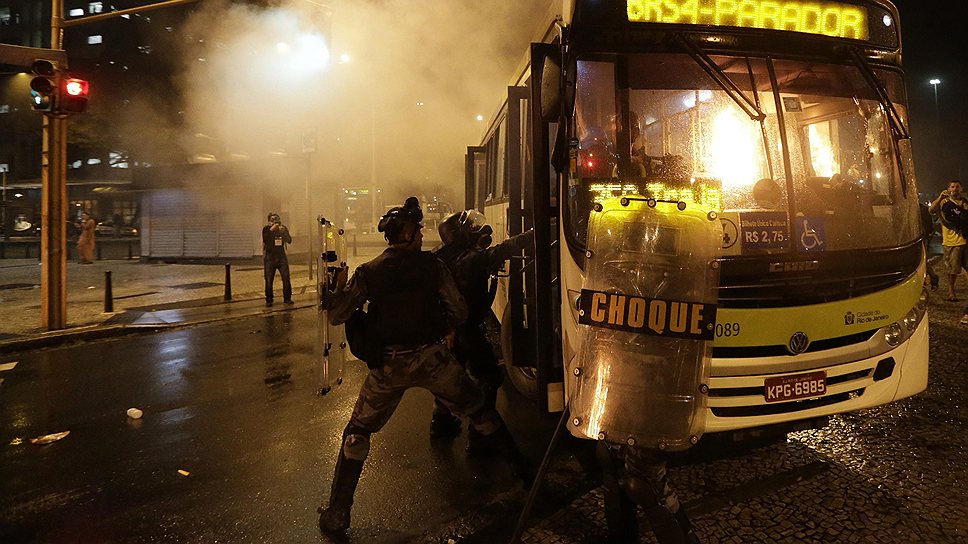 В ответ на погромы полиция Рио-де-Жанейро применила слезоточивый газ и светошумовые гранаты