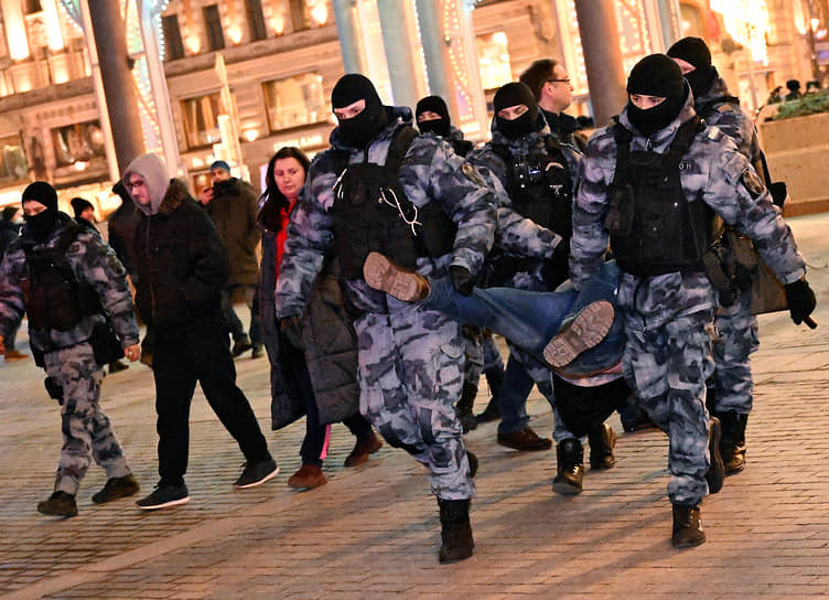 На фото: задержание участника акции против специальной военной операции в центре Москвы, 2022 года