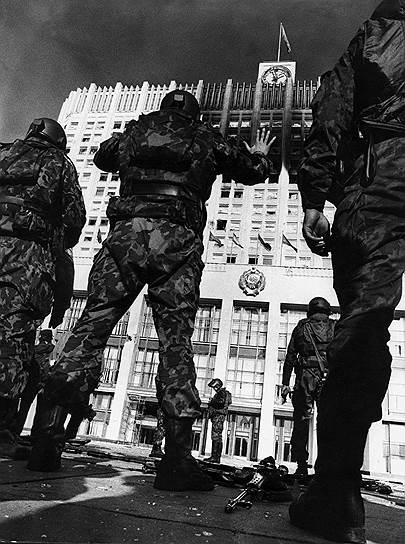 1993 год. Президент России Борис Ельцин для осуществления своего указа о роспуске Верховного Совета ввел бронетанковые войска в Москву и осуществил штурм здания парламента
