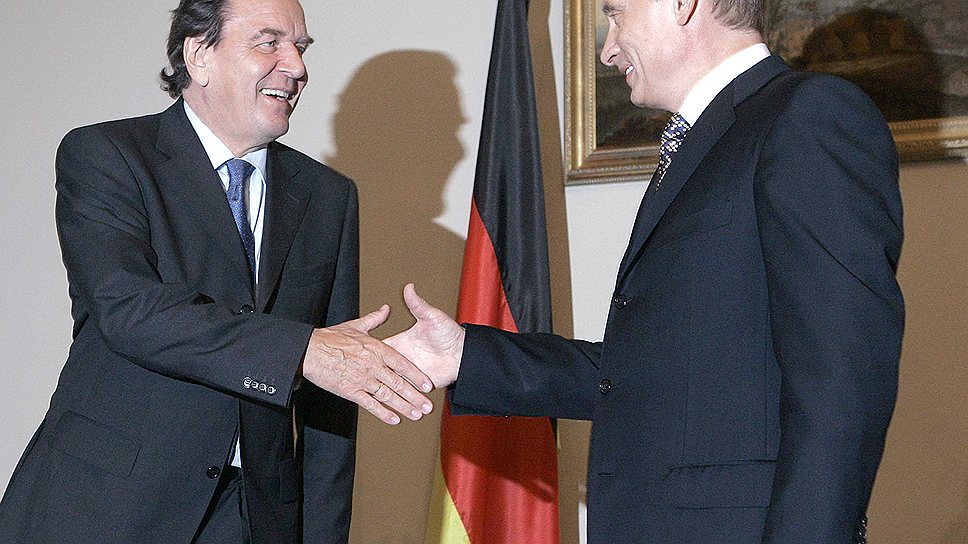 2005 год. Владимир Путин и канцлер ФРГ Герхард Шредер во время деловой встречи после заседания саммита Организации центральноазиатского сотрудничества