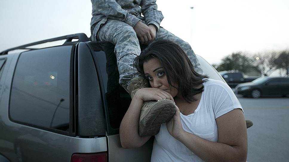 4 человека погибли, 16 получили ранения в результате стрельбы на военной базе Fort Hood, штат Техас, 2 апреля 2014 года. Военнослужащий, открывший огонь, покончил с собой. В Пентагоне заявили, что солдат жаловался на расстройство психики после командировки в Ирак
&lt;br>На фото жители базы Fort Hood Люси Хэмлин и ее муж Тимоти