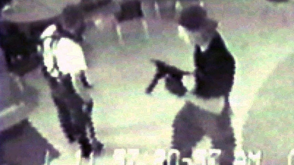 20 апреля 1999 года в школе «Колумбина»  штата Колорадо двое учащихся старших классов Эрик Харрис и Дилан Клиболд открыли огонь по ученикам и школьному персоналу. В результате было ранено 37 человек, 13 из которых погибли. Оба нападавших позже покончили с собой 