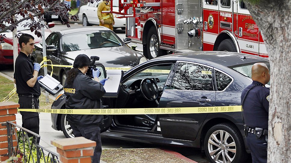 Позже стало известно о двух нападавших в колледже Санта-Моники. Один из них находился на улице и стрелял по проезжавшим автомобилям. После убийства в здании по не выясненным пока обстоятельствам вспыхнул пожар, поэтому тело стрелявшего обгорело