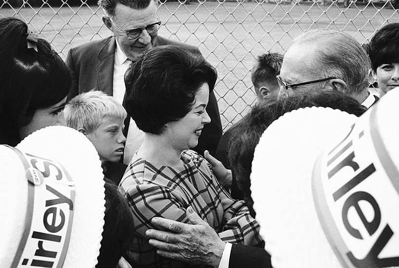 Американская актриса Ширли Темпл после ухода с телевидения в 1967 году вступила в Республиканскую партию Калифорнии. В период правления Ричарда Никсона  была представителем Генеральной ассамблеи ООН, а в 1974 году заняла пост посла США в Гане. С 1 июля 1976 года по 21 января 1977 года актриса была первой женщиной-руководителем протокола США и отвечала за ряд мероприятий на инаугурации президента Джимми Картера. В августе 1989 года была назначена Дж. Бушем-старшим послом США в Чехословакии 