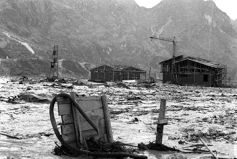 1963 год. В результате обрушившегося на водохранилище ГЭС оползня был затоплен город Лонгароне (Италия), погибли до 3 тыс. человек