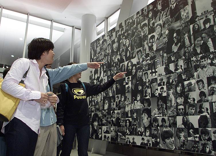 2000 год. Йоко Оно, вдова Джона Леннона, открыла первый в мире музей в его честь недалеко от Токио (Япония)