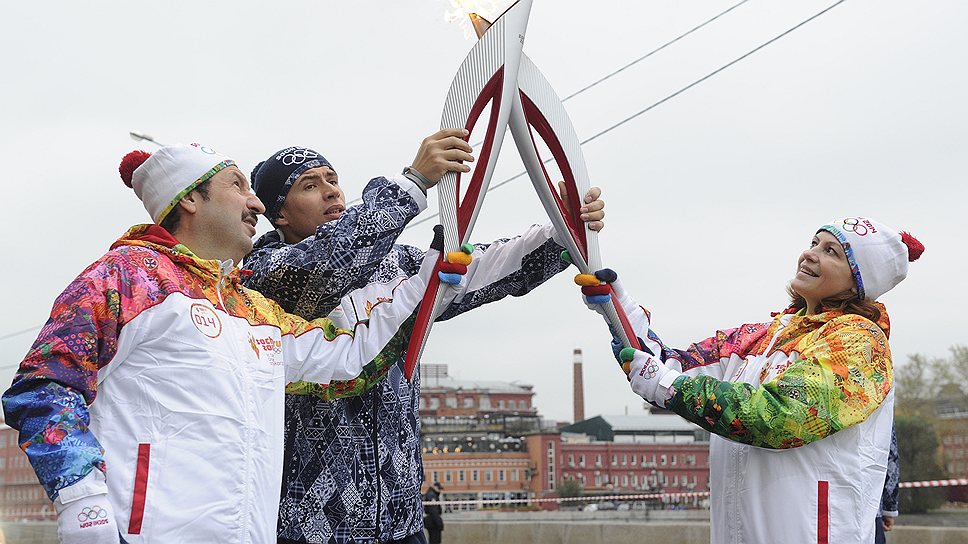 Участники первого этапа эстафеты олимпийского огня по территории России