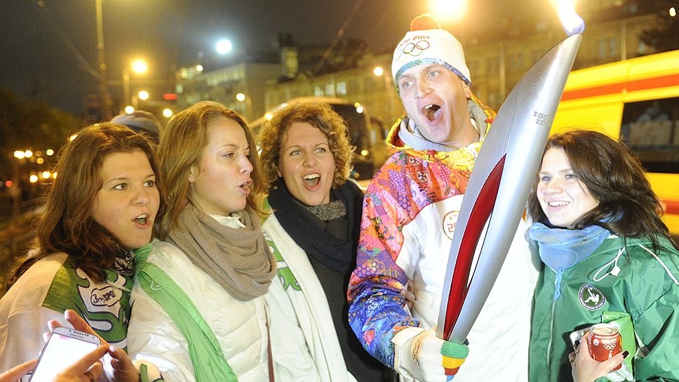 Генеральный директор ОАО «Мегафон» Иван Таврин  во время эстафеты Олимпийского огня в Москве
