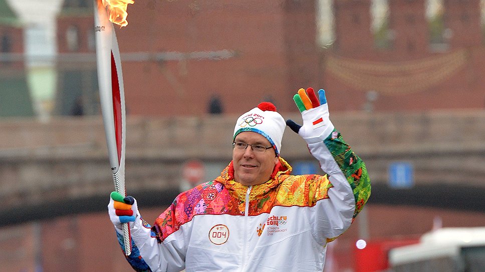 Князь Монако Альберт II во время первого этапа эстафеты олимпийского огня по территории России на Красной площади