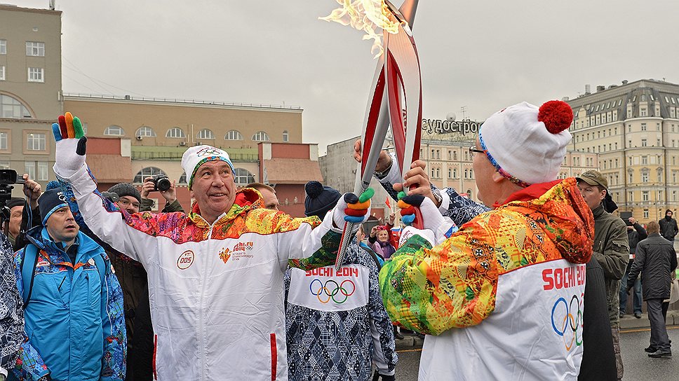 Президент Федерации тенниса России, главный тренер команды России по теннису Шамиль Тарпищев (в центре) с олимпийским огнем