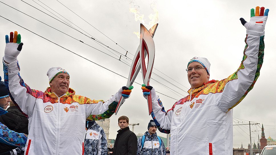 Князь Монако Альберт II (справа) передает олимпийский огонь президенту Федерации тенниса России, главному тренеру команды России по теннису Шамилю Тарпищеву
