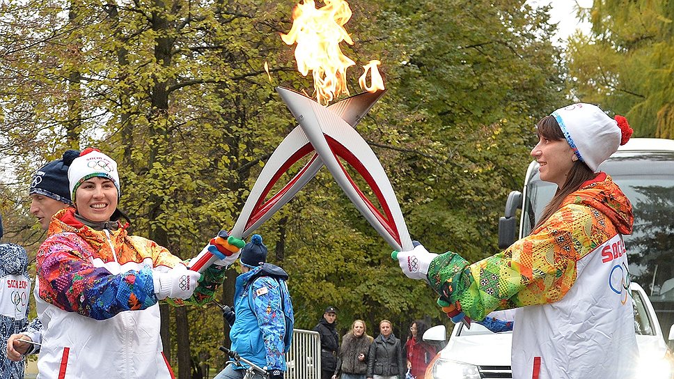 Участники эстафеты олимпийского огня, первый этап которой прошел в Москве