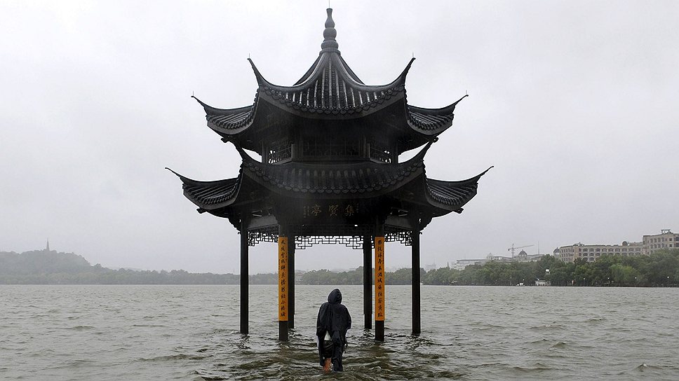 К прибрежным провинциям Китая приближается новая опасность — тайфун «Данас». Из-за него в Японии отменили уже сотни рейсов, а на острове Кюсю стихия оставила без света 17 тыс. домов