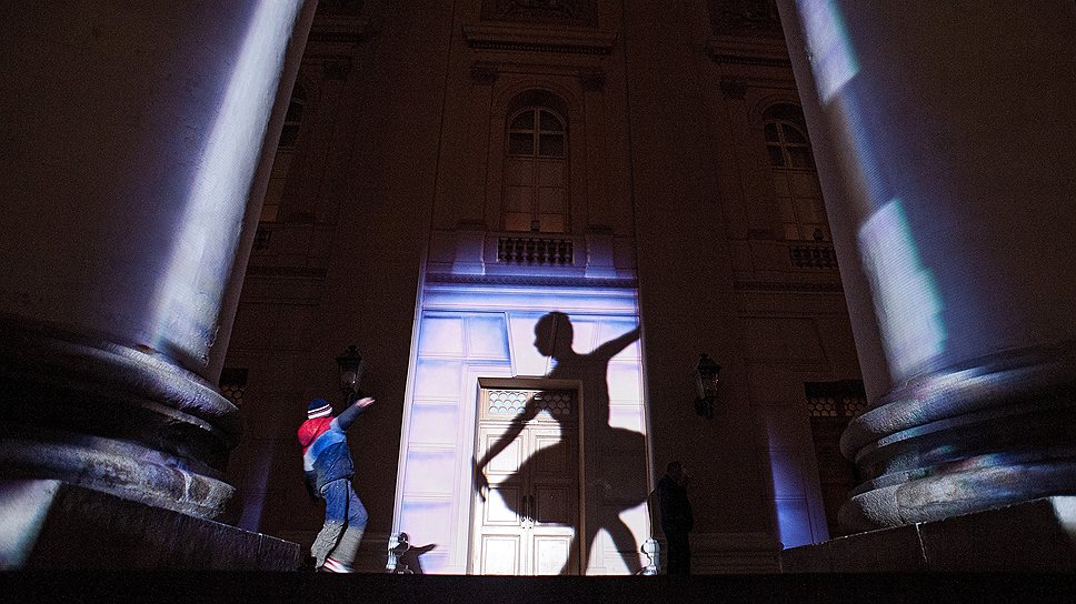 В рамках фестиваля светодизайнеры и профессионалы в области 2D- и 3D-графики использовали архитектурное пространство Москвы как объект для мультимедийных и световых инсталляций