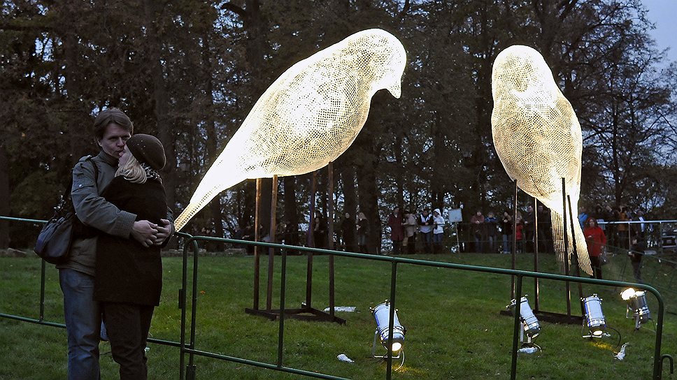 В дни фестиваля в музее-заповеднике «Царицыно» был создан парк световых скульптур и проекций на деревьях