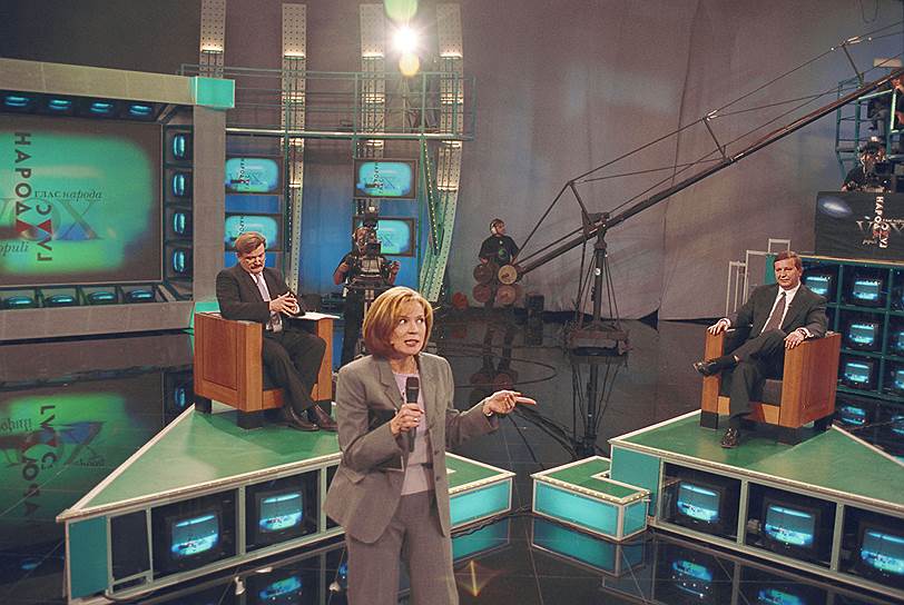 В конце 1990-х запущенные на телеканале новые программы, такие как «Про это» с Еленой Хангой и «Герой дня» со Светланой Сорокиной (на фото), способствовали росту популярности НТВ. Однако продолжавшийся в стране экономический кризис заставил телекомпанию влезть в долги. Компания взяла кредиты и построила «студию-трансформер», первую подобную студию в стране 