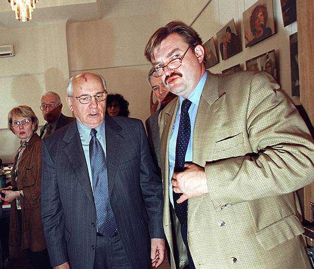 16 мая 2000 года был создан Общественный совет НТВ, главой которого стал Михаил Горбачев (слева). Спустя месяц по подозрению в мошенничестве был задержан Владимир Гусинский. После того, как его отпустили, господин Гусинский выступил в программе «Глас народа», где рассказал, что компромисс с властью, который ему предлагали, заключался в закрытии «Кукол» и замене Евгения Киселева (справа, признан иностранным агентом)  на Олега Добродеева