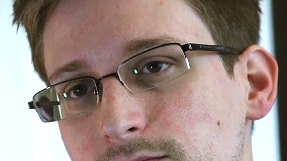 Чем занимается Эдвард Сноуден после получения убежища в РФ