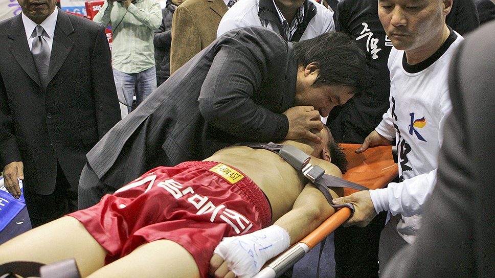 Чемпион мира по боксу в легком весе по версии WBC Чхве Ё Сам в 2007 году лидировал в бою с Хери Амолом из Индонезии, но в финале получил от противника удар в челюсть. Победителем его объявили, когда он уже находился в машине скорой помощи. Боксер умер через неделю после поединка от кровоизлияния в мозг 