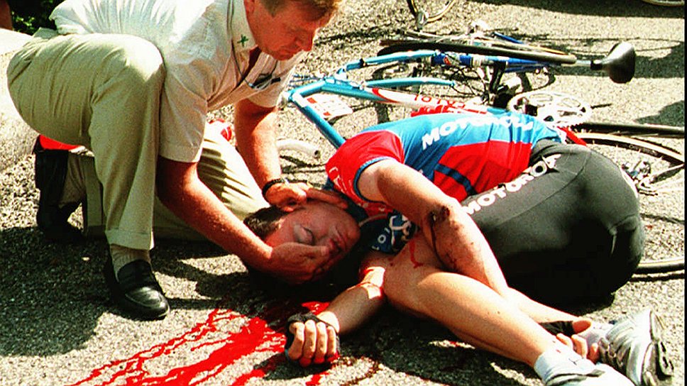 24-летний итальянский велосипедист Фабио Казартелли, олимпийский чемпион 1992 года, погиб в 1995 году во время «Тур де Франс». Тогда велосипедисты еще могли выступать на соревнованиях без защитных шлемов. Группа гонщиков, в числе которых был Казартелли, не вписалась в поворот. Велосипедист получил много тяжелых травм, кровоизлияние в мозг оказалось смертельным 
