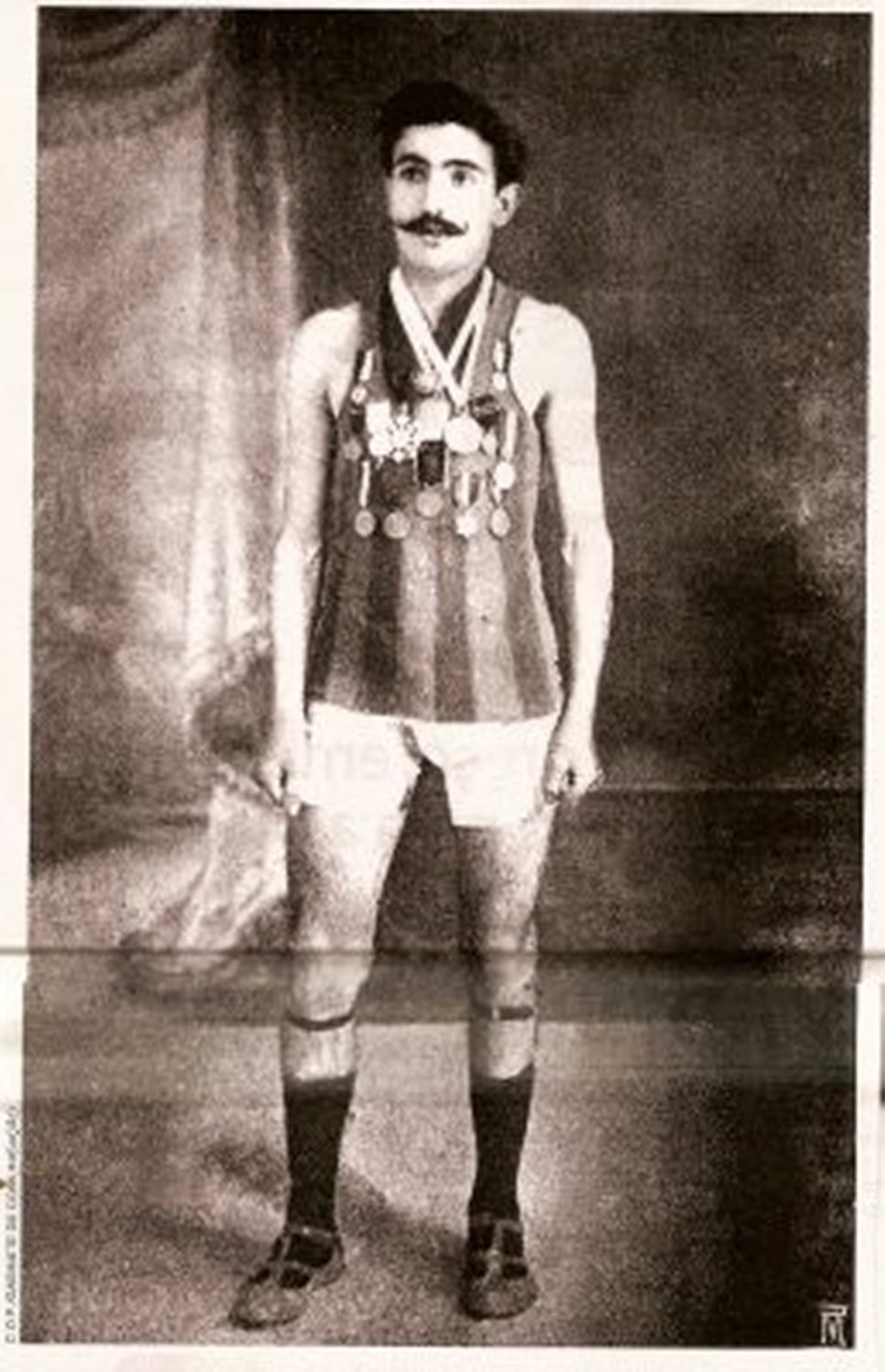 Марафонец Франсиску Лазару стал первым спортсменом, который умер во время Олимпийских игр. В 1912 году на V Играх в Стокгольме 21-летний португалец, бывший на Играх знаменосцем своей страны, испугался солнечных ожогов и намазал тело воском. Он упал на 29-м километре. Сначала посчитали, что смерть наступила из-за обезвоживания, позже выяснилось, что причиной был воск, затруднивший выделение пота и вызвавший перегрев организма спортсмена