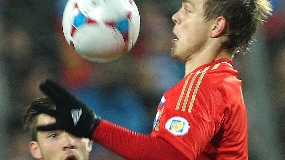 В середине второго тайма ведущий форвард сборной России Александр Кержаков забил четвертый гол в ворота команды Люксембурга и установил окончательный счет — 4:0