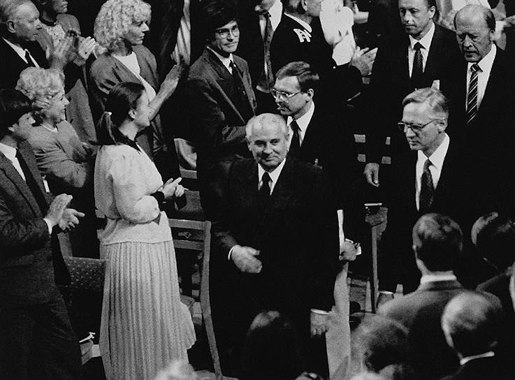 1990 год. Советский лидер Михаил Горбачев награжден Нобелевской премией мира за вклад в снижение международной напряженности и осуществление политики гласности