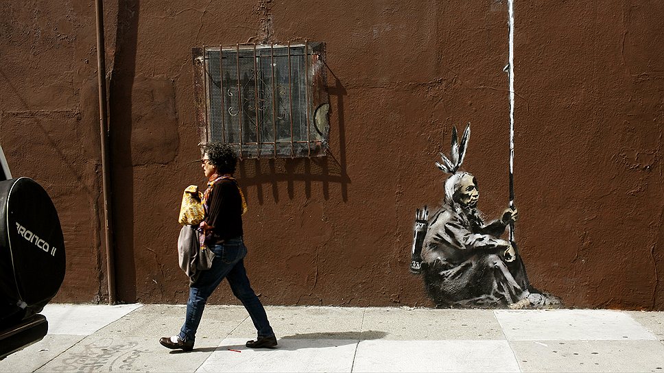 Проект Бэнкси называется «Better out than in», и в его рамках каждый день в одном из районов Нью-Йорка появляется одна из работ художника — в привычном формате уличных граффити