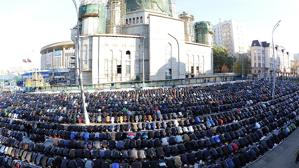 Мусульмане Москвы отмечают один из важнейших праздников в исламе — Курбан-байрам