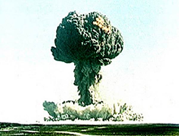 1964 год. Китай впервые провел испытания ядерной бомбы (22 килотонны), созданной на основе урана-235, на полигоне Лоб-нор и стал пятой в мире ядерной державой наряду с СССР, США, Великобританией и Францией
