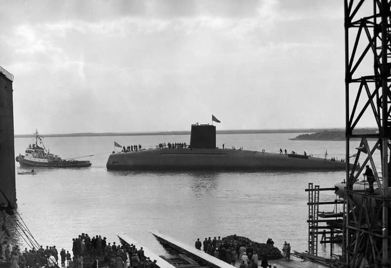 1960 год. На воду была спущена первая английская атомная подводная лодка «Дредноут»