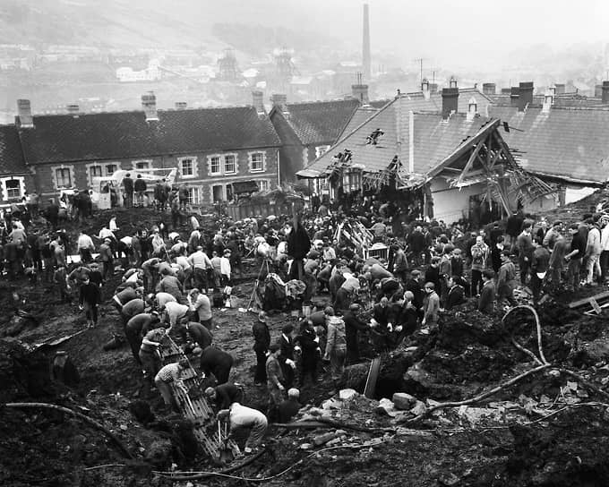 1966 год. В британской деревне Аберфан произошел оползень террикона, накрывший школу и ставший причиной смерти 116 детей и 28 взрослых
