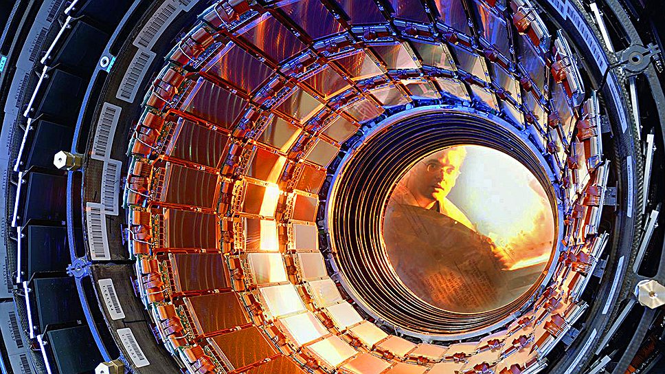 Сама идея создания коллайдера —  ускорителя заряженных частиц на встречных пучках, предназначенного для разгона протонов и тяжелых ионов, — появилась в 1984 году. Однако проект был одобрен лишь спустя десять лет. В 2001 году началось его строительство  