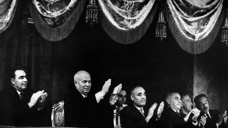 В 1962 году в «Большом театре» трупа «Метрополитен-опера» представила спектакль «Борис Годунов», на котором присутствовали руководители советского государства, в том числе генсек СССР Никита Хрущев (в центре)