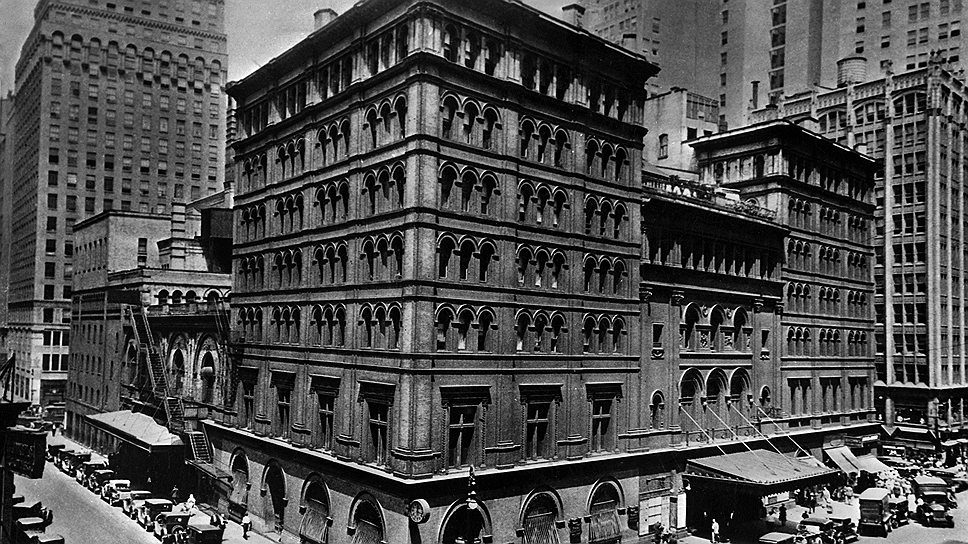 В 1892 году после пожара в здании театра шли восстановительные работы. Несмотря на нанесенный ущерб на Манхеттен «Метрополитен-опера» переехала лишь в 1966 году. Старое здание было снесено через год  
