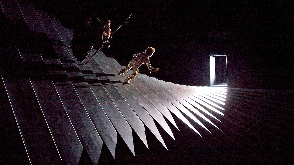 В 1991 году и 1992 году состоялись премьеры спектаклей «Призраки Версаля» Джона Корильяно и «Вояж» Филипа Гласса. Ежегодно на сцене театра происходит около 250 оперных выступлений, на которые стремятся попасть зрители со всего мира