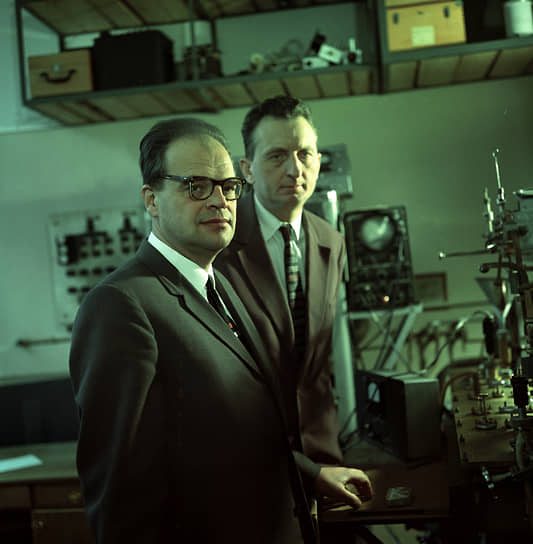 1964 год. Нобелевская премия по физике присуждена советским ученым Николаю Басову (слева) и Александру Прохорову «за фундаментальные работы в области квантовой электроники, которые привели к созданию излучателей и усилителей на лазерно-мазерном принципе» 