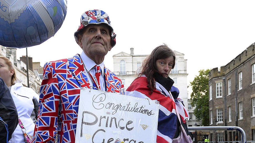 Поклонники пришли на церемонию с плакатами и поздравлениями для маленького наследника британского престола