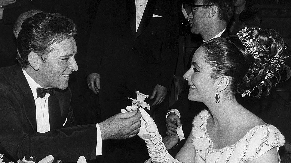 Роман британского актера Ричарда Бартона и «королевы Голливуда» Элизабет Тейлор начался во время съемок «Клеопатры» в 1962 году, а спустя два года актеры поженились