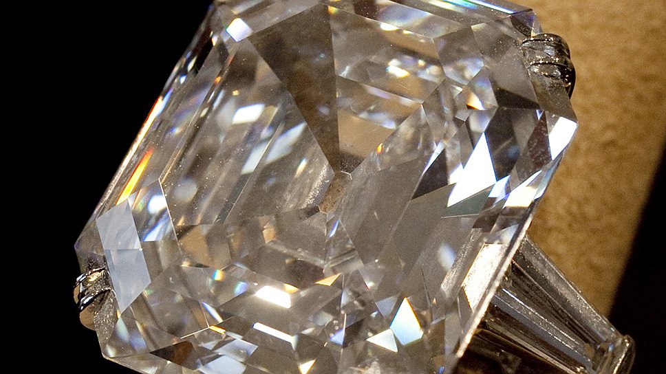 В 1968 году Ричард Бартон сделал своей супруге уникальный подарок: кольцо с бриллиантом в 33,19 карата стоимостью $305 тыс. В начале XX века оно принадлежало жене немецкого промышленника Альфреда Круппа, а в 2011 году, после смерти Элизабет Тейлор, было продано на аукционе Christie`s более чем за $8,8 млн