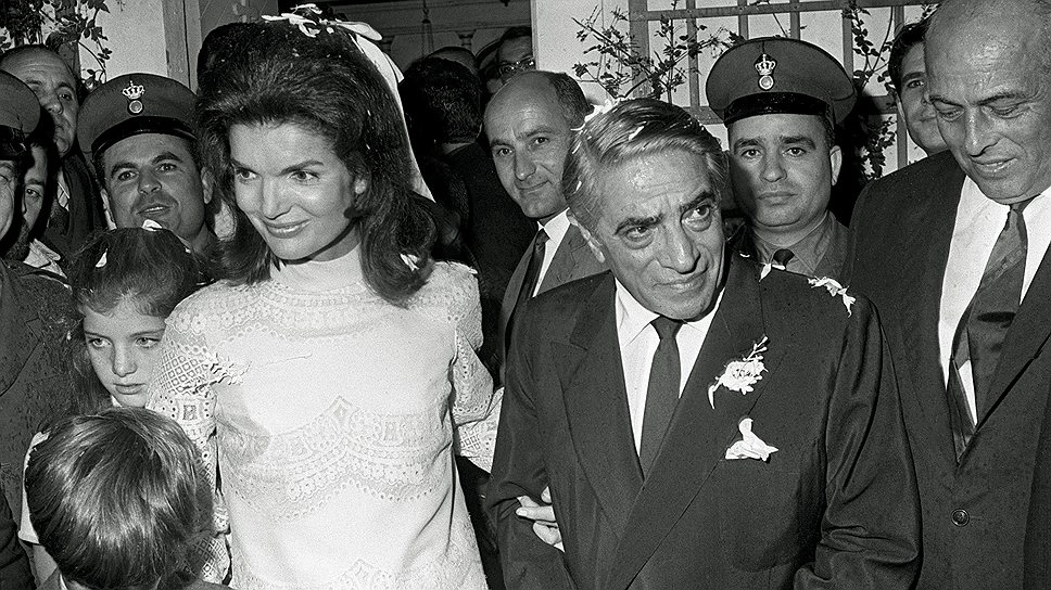 В октябре 1968 года Жаклин Кеннеди, бывшая супруга 35-го президента США, вышла замуж во второй раз — за миллиардера Аристотеля Онассиса. Накануне свадьбы греческий бизнесмен подарил Жаклин кольцо с рубином и бриллиантами стоимостью $1,2 млн. Сама же свадьба состоялась на греческом острове Скорпиос, который обошелся Аристотелю Онассису в $120 млн