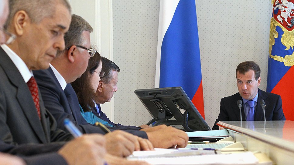 Геннадий Онищенко (второй слева) и Дмитрий Медведев