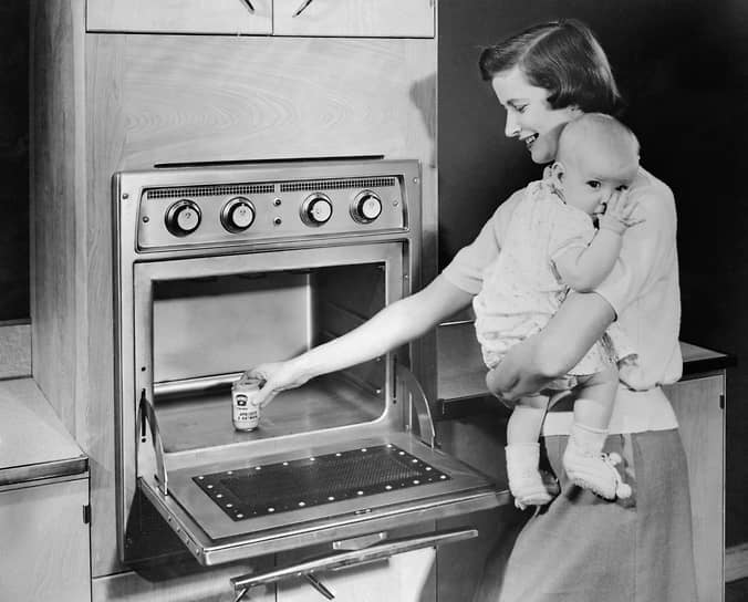 1955 год. Американская фирма Tappan Company первая в мире представила микроволновую печь