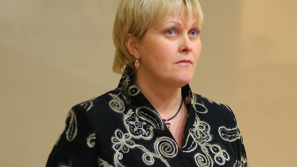Министр по делам электронного управления Латвии Иной Гуделе (позже ее сменила Сигне Балиня). Этот пост был установлен в 2004 году для того, чтобы вывести Латвию в страны—лидеры Европы по развитию электронных услуг