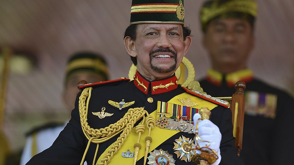 Экс-министр финансов Брунея Хассанал Болкиах (на фото) сегодня занимает пост премьер-министра страны. Необычна не его бывшая должность, а то, что таких должностей в государстве две, точно так же, как и в министерстве иностранных дел и торговли