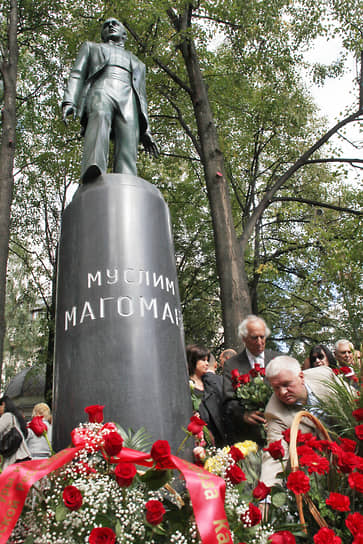22 октября 2009 года на могиле Муслима Магомаева в Баку состоялось открытие памятника певцу.  Автор — народный художник Азербайджана, ректор Азербайджанской государственной академии художеств Омар Эльдаров