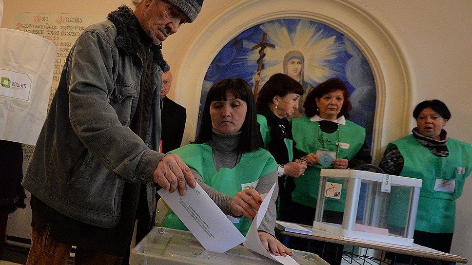 Голосование на одном из избирательных участков Тбилиси