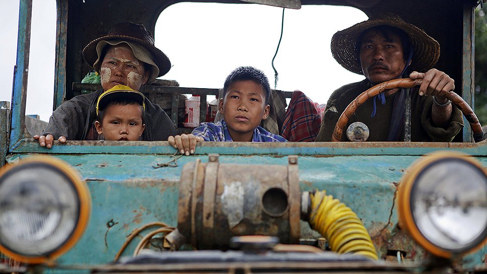 Мьянма занимает сегодня первое место по использованию детского труда в мире. Каждый третий ребенок в возрасте от 7 до 16 лет работает, выполняя, как правило, самую тяжелую работу  