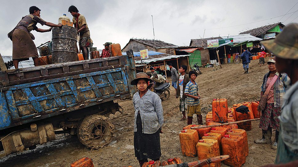 Мьянма — одна из самых бедных стран, чьи природные ресурсы, включая нефть, лес и драгоценные металлы, становятся поводом для вооруженных конфликтов, обогащая только небольшую группу влиятельных лиц